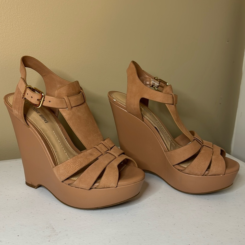 Gianni Bini 5” Tan Wedges. Size 6.5